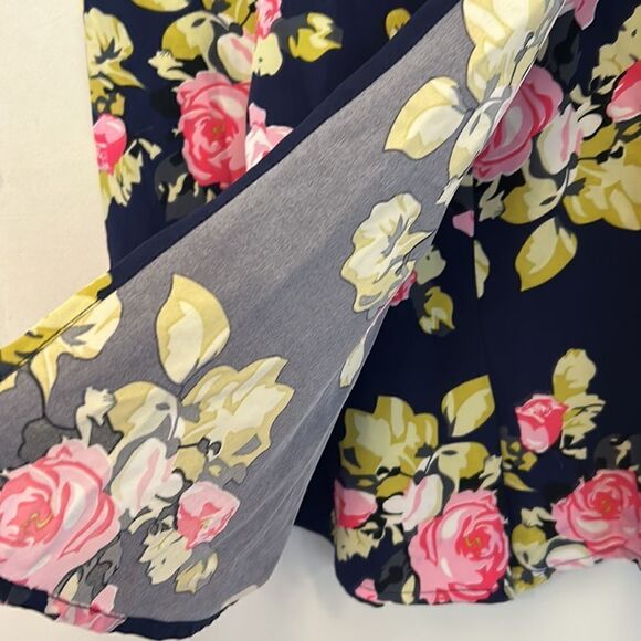 Shein navy floral romper with spaghetti straps Size M - Picture 4 of 10